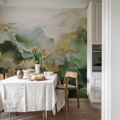 Tapet cu design abstract in nuante de verde si auriu, aplicat intr-o bucatarie cu mobilier alb