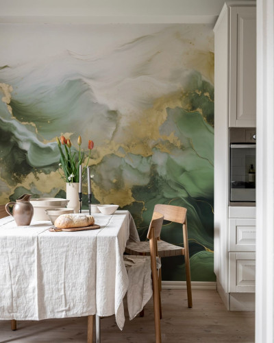 Tapet cu design abstract in nuante de verde si auriu, aplicat intr-o bucatarie cu mobilier alb