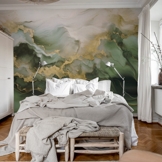 Tapet cu design abstract in nuante de verde si auriu, aplicat intr-o bucatarie cu mobilier alb