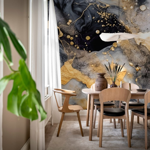 Tapet abstract Marble Stream, negru si auriu, cu textura eleganta si tonuri delicate.