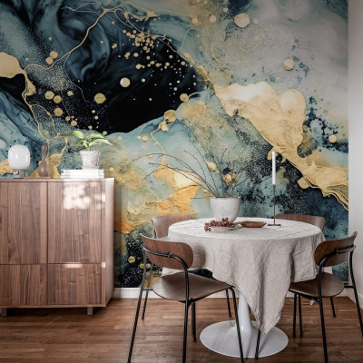 Tapet cu model abstract Marble Stream, albastru si negru cu accente aurii.