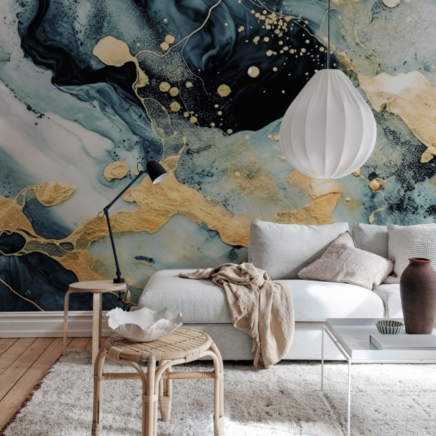 Tapet cu model abstract Marble Stream, albastru si negru cu accente aurii.