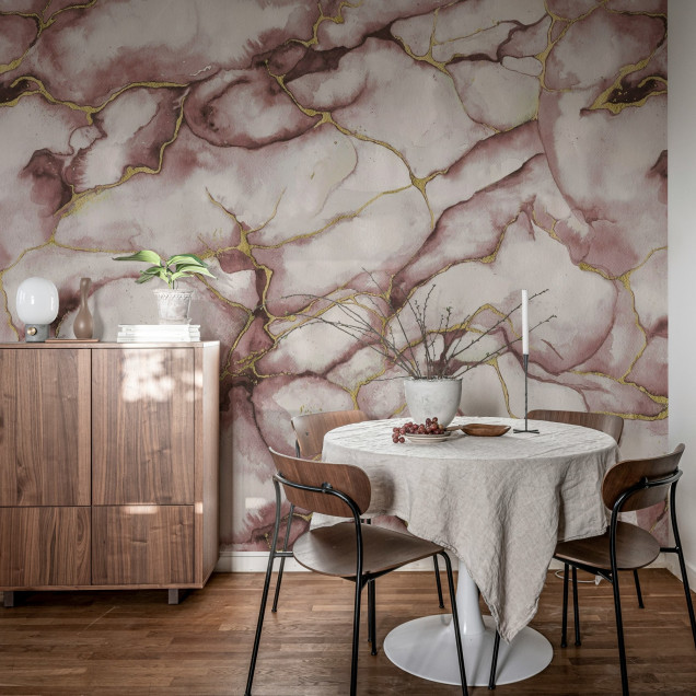 Tapet abstract cu aspect de agat roz și auriu într-un dormitor elegant