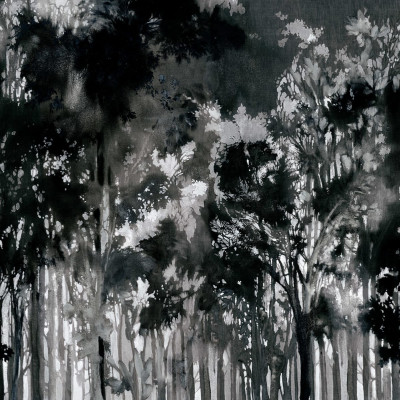 Tapet Painted Forest, Black, cu o pădure pictată în nuanțe de negru și alb