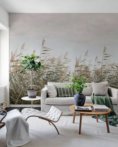 Tapetul Dreamy Reed, Beige prezintă un design minimalist cu stufărișuri înalte în tonuri de bej și gri. Wallpaper-ul este ideal pentru a crea o atmosferă relaxantă în living, dormitor sau birou.