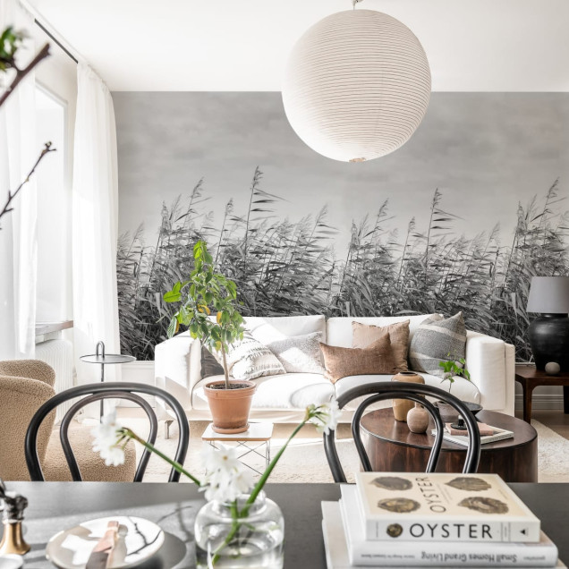 Tapet cu design modern ce înfățișează stuf în tonuri de gri, aplicat într-o bucătărie modernă.