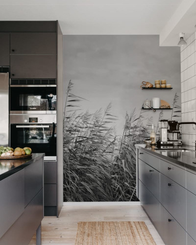 Tapet cu design modern ce înfățișează stuf în tonuri de gri, aplicat într-o bucătărie modernă.