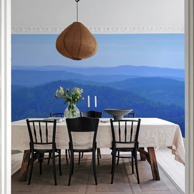 Tapet Hills, Blue cu o vedere spre munți. Tapetul este amplasat într-o cameră de dining, cu o masă albă acoperită cu o fața de masă albă și scaune negre.