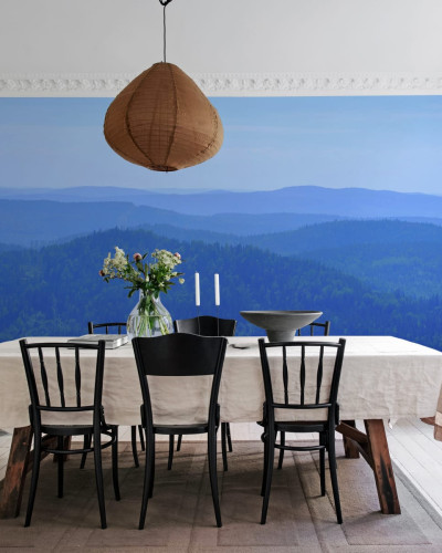 Tapet Hills, Blue cu o vedere spre munți. Tapetul este amplasat într-o cameră de dining, cu o masă albă acoperită cu o fața de masă albă și scaune negre.