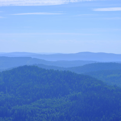 Tapet Hills, Blue cu o vedere spre munți. Tapetul este amplasat într-o cameră de dining, cu o masă albă acoperită cu o fața de masă albă și scaune negre.