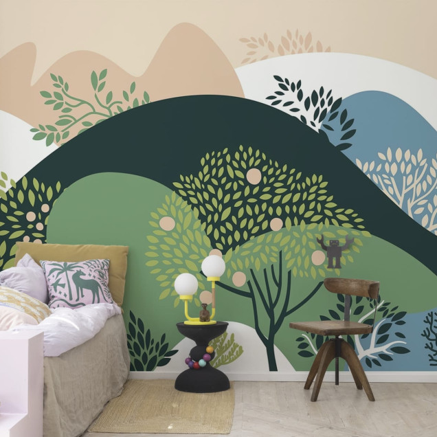 Apple Garden Multi wallpaper cu design modern, cu dealuri verzi și copaci cu mere roz, perfect pentru decorarea camerei