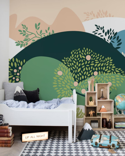 Apple Garden Multi wallpaper cu design modern, cu dealuri verzi și copaci cu mere roz, perfect pentru decorarea camerei