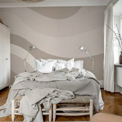 Tapet abstract Smooth Waves, Gray, cu design inspirat de valurile mării, perfect pentru dormitor sau living.