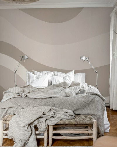 Tapet abstract Smooth Waves, Gray, cu design inspirat de valurile mării, perfect pentru dormitor sau living.