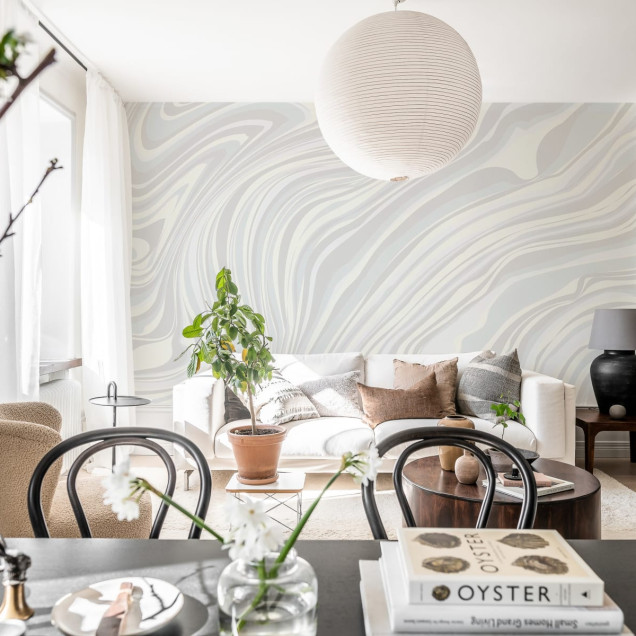 Tapet abstract cu design cursiv, Multi Layers, White, în tonuri delicate de alb și gri, decorând un dormitor modern.