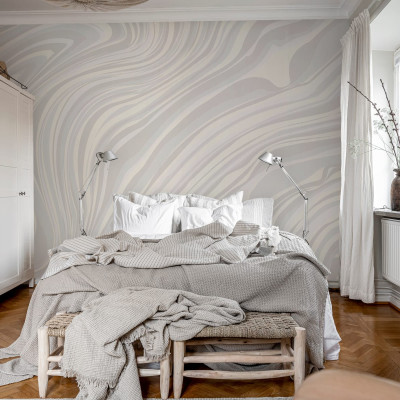 Tapet abstract cu design cursiv, Multi Layers, White, în tonuri delicate de alb și gri, decorând un dormitor modern.