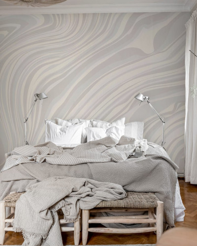 Tapet abstract cu design cursiv, Multi Layers, White, în tonuri delicate de alb și gri, decorând un dormitor modern.