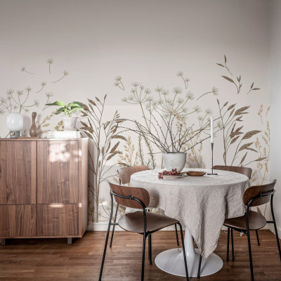 Tapet Straw Meadow, Bej, cu design minimalist, ierburi delicate și flori, nuanțe de bej