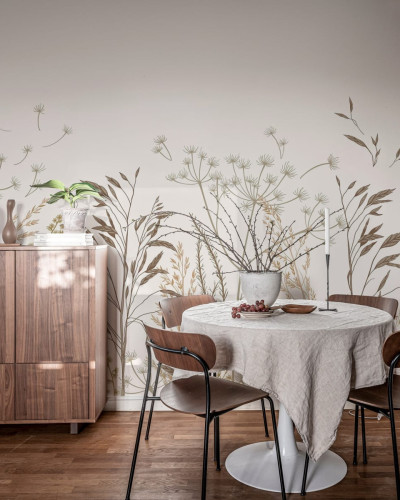 Tapet Straw Meadow, Bej, cu design minimalist, ierburi delicate și flori, nuanțe de bej