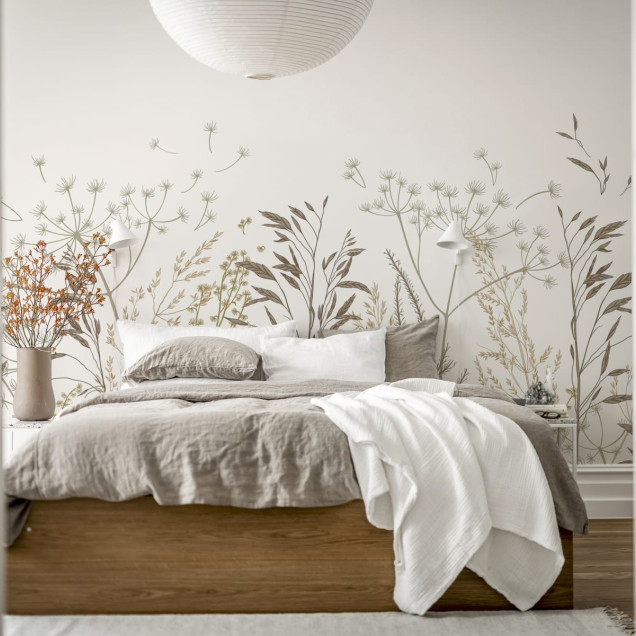 Tapet Straw Meadow, Bej, cu design minimalist, ierburi delicate și flori, nuanțe de bej