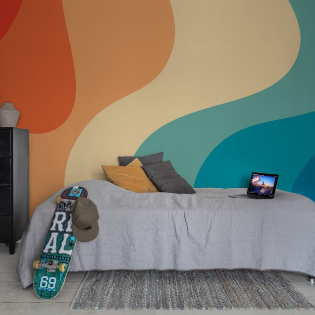 Tapet cu un imprimeu abstract vibrant cu nuanțe de portocaliu, galben și turcoaz