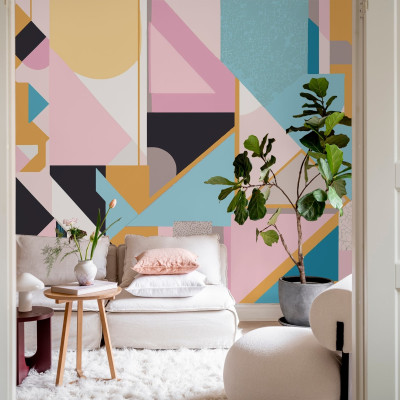 Wallpaper geometric cu forme retro, in nuante de galben, roz, albastru, negru si gri.