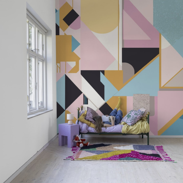 Wallpaper geometric cu forme retro, in nuante de galben, roz, albastru, negru si gri.