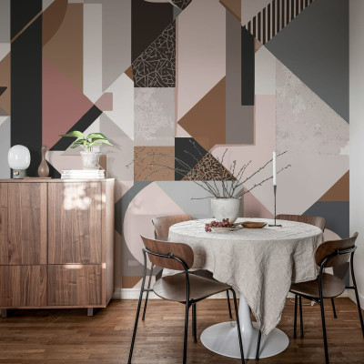 Tapet cu forme geometrice abstracte in culori pastelate. Tapetul este decorat cu forme geometrice in culori pastelate de maro, gri si roz.
