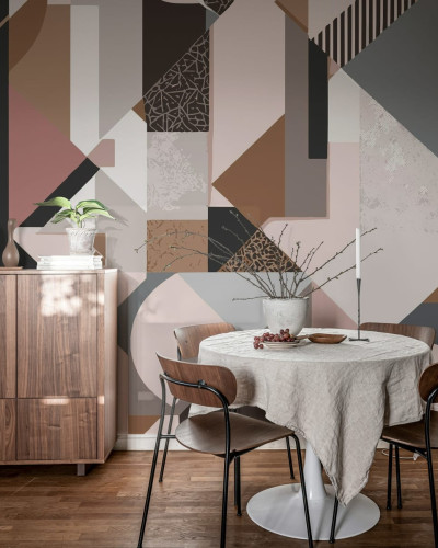 Tapet cu forme geometrice abstracte in culori pastelate. Tapetul este decorat cu forme geometrice in culori pastelate de maro, gri si roz.