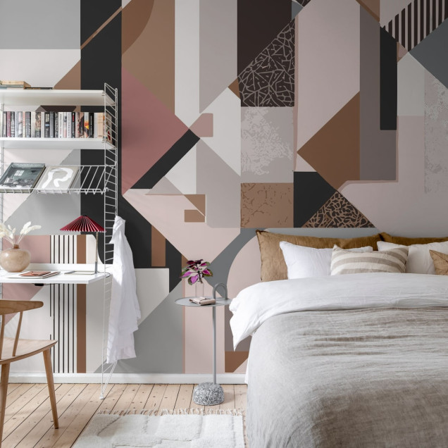 Tapet cu forme geometrice abstracte in culori pastelate. Tapetul este decorat cu forme geometrice in culori pastelate de maro, gri si roz.