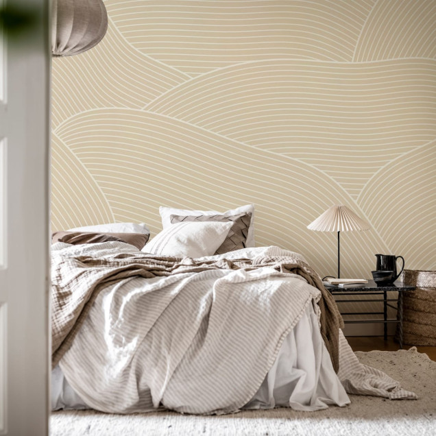 Tapet cu design abstract minimalist, cu linii subtile și curbe delicate, în nuanțe de bej.