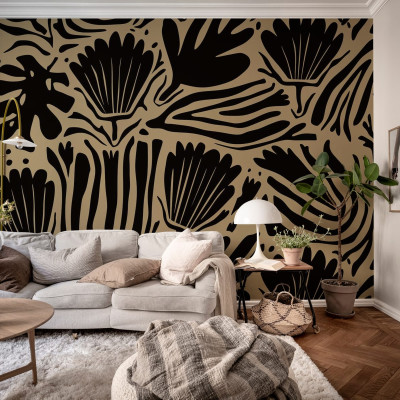 Tapet Abstract Blossoms, Brown, cu flori mari, ideale pentru a adăuga o notă de eleganță și stil oricărei încăperi. Culoarea maro caldă și detaliile negre creează o atmosferă relaxantă și primitoare.