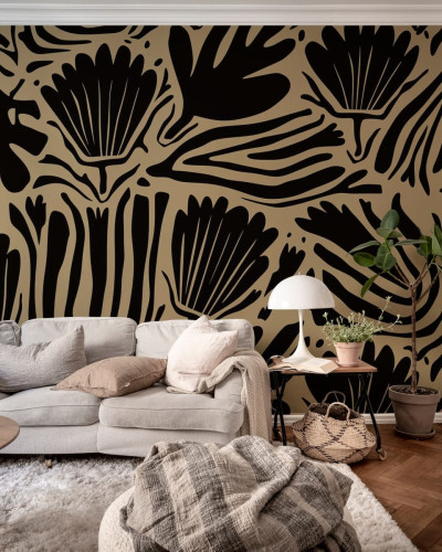 Tapet Abstract Blossoms, Brown, cu flori mari, ideale pentru a adăuga o notă de eleganță și stil oricărei încăperi. Culoarea maro caldă și detaliile negre creează o atmosferă relaxantă și primitoare.