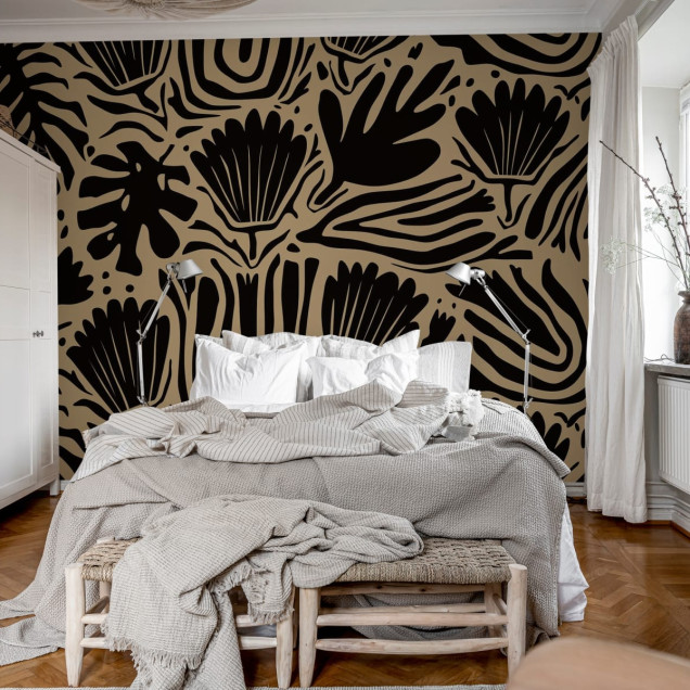 Tapet Abstract Blossoms, Brown, cu flori mari, ideale pentru a adăuga o notă de eleganță și stil oricărei încăperi. Culoarea maro caldă și detaliile negre creează o atmosferă relaxantă și primitoare.