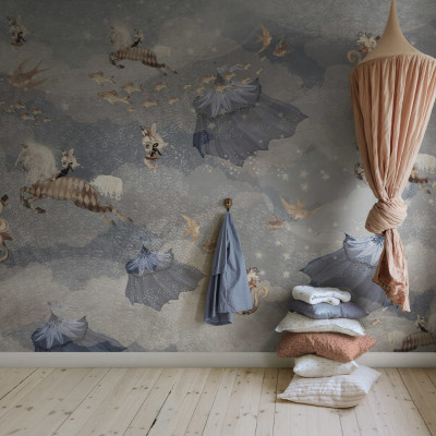 Tapet Flying Circus Sky Blue, cu cai zburători, păsări și personaje adorabile.