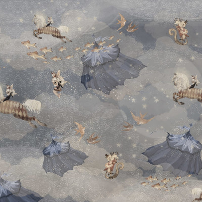 Tapet Flying Circus Sky Blue, cu cai zburători, păsări și personaje adorabile.