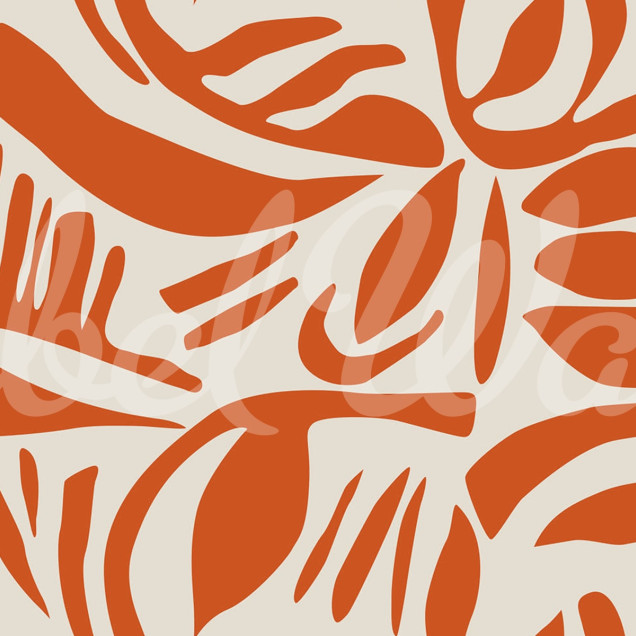 Tapet abstract cu frunze in nuante de terracotta, aplicat pe un perete in living,  arată o masă de dining, scaune, un dulap și o canapea