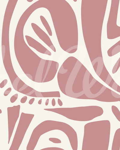 Tapet abstract cu forme organice roz pudrat, aplicat pe un perete din livingul unei case.