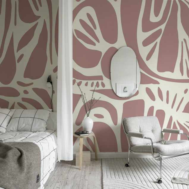 Tapet abstract cu forme organice roz pudrat, aplicat pe un perete din livingul unei case.
