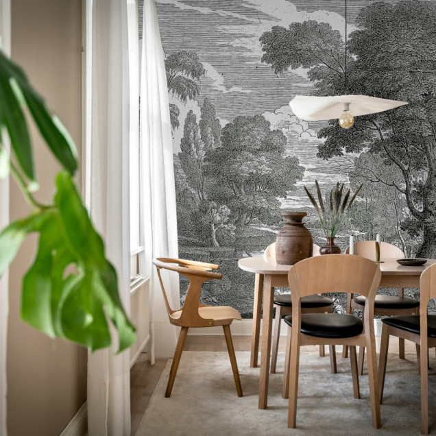 Tapet cu design clasic, inspirat din gravuri vechi, cu o scenă de pădure