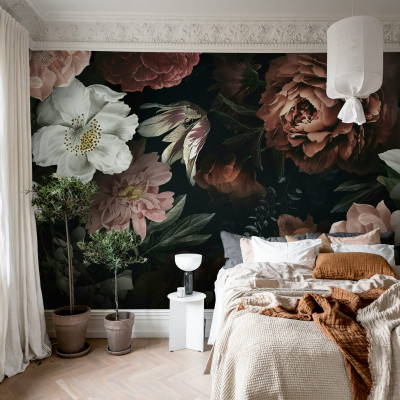 Un dormitor modern cu un perete decorat cu un wallpaper floral vintage, Bloomy Bouquet, Negru, cu flori de un roz delicat si crem, conturate pe un fundal negru.