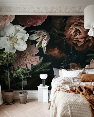 Un dormitor modern cu un perete decorat cu un wallpaper floral vintage, Bloomy Bouquet, Negru, cu flori de un roz delicat si crem, conturate pe un fundal negru.
