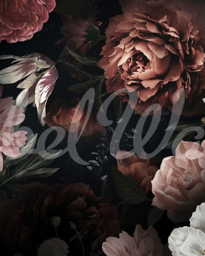 Un dormitor modern cu un perete decorat cu un wallpaper floral vintage, Bloomy Bouquet, Negru, cu flori de un roz delicat si crem, conturate pe un fundal negru.