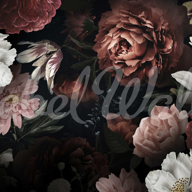 Un dormitor modern cu un perete decorat cu un wallpaper floral vintage, Bloomy Bouquet, Negru, cu flori de un roz delicat si crem, conturate pe un fundal negru.