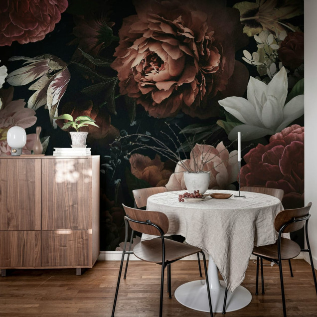 Un dormitor modern cu un perete decorat cu un wallpaper floral vintage, Bloomy Bouquet, Negru, cu flori de un roz delicat si crem, conturate pe un fundal negru.