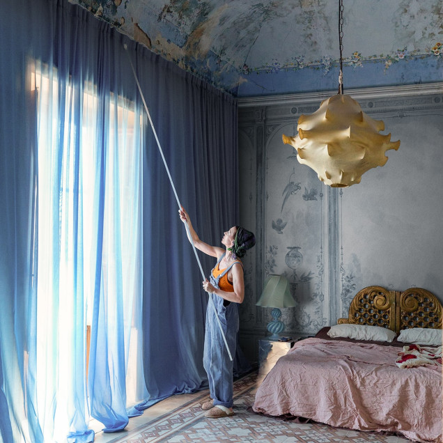 Tapet albastru cu panouri pictate într-un living elegant