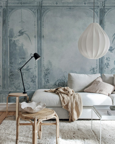 Tapet albastru cu panouri pictate într-un living elegant