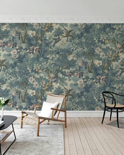 Tapet floral albastru deschis într-un living amenajat