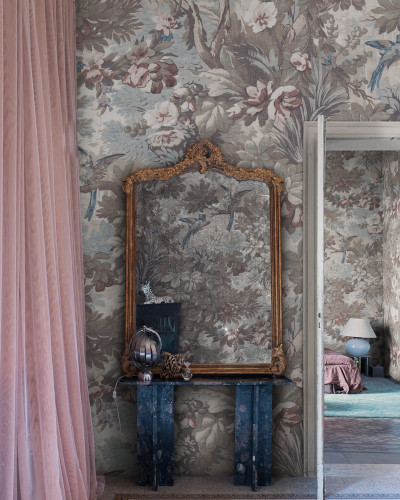 Tapet floral gri cu detalii vintage într-un interior elegant