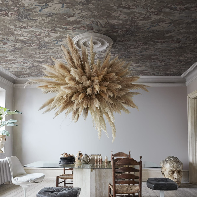Tapet floral gri cu detalii vintage într-un interior elegant